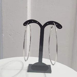 Silver Tone Hoop Earrings. 🌴